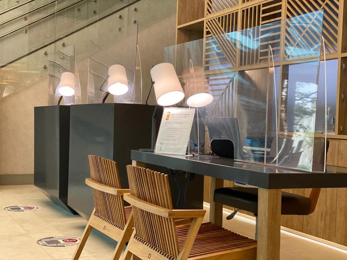 奥斯卡弗莱雷丽笙酒店 圣保罗 外观 照片 A plexiglass shield at a hotel reception desk