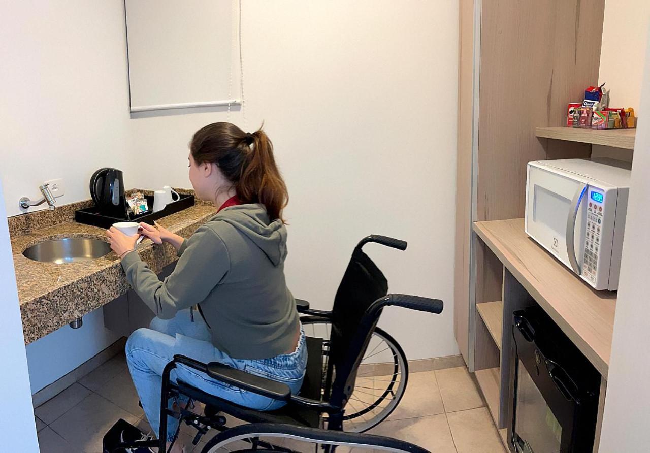 奥斯卡弗莱雷丽笙酒店 圣保罗 外观 照片 A disabled woman in a wheelchair using a microwave oven